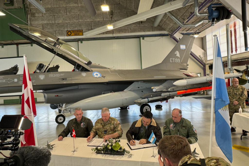 Momento de la firma del contrato de adquisición entre Argentina y Dinamarca. Foto: Fuerza Aérea Argentina.