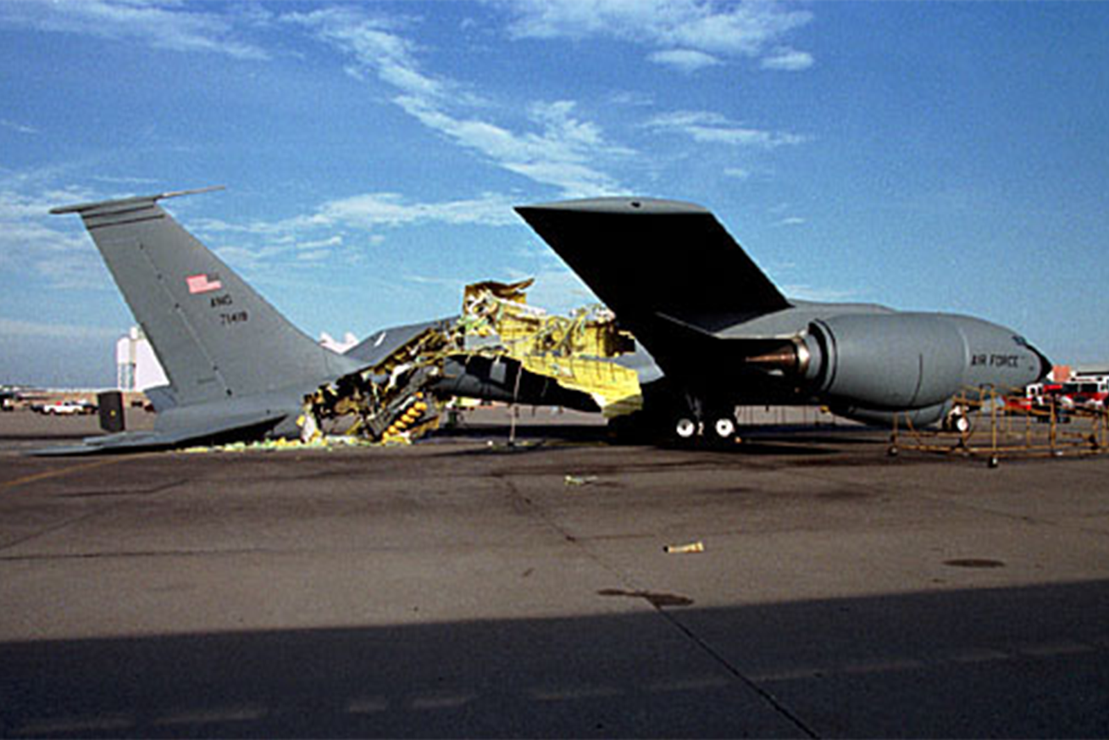 El KC-135 quedó completamente destrozado