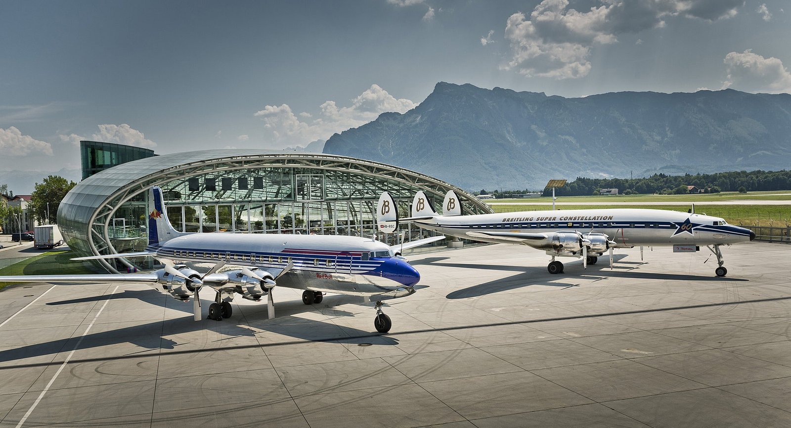 El DC-6 y el Lockheed Super Constellation delante del Hangar 7. Foto: The Flying Bulls