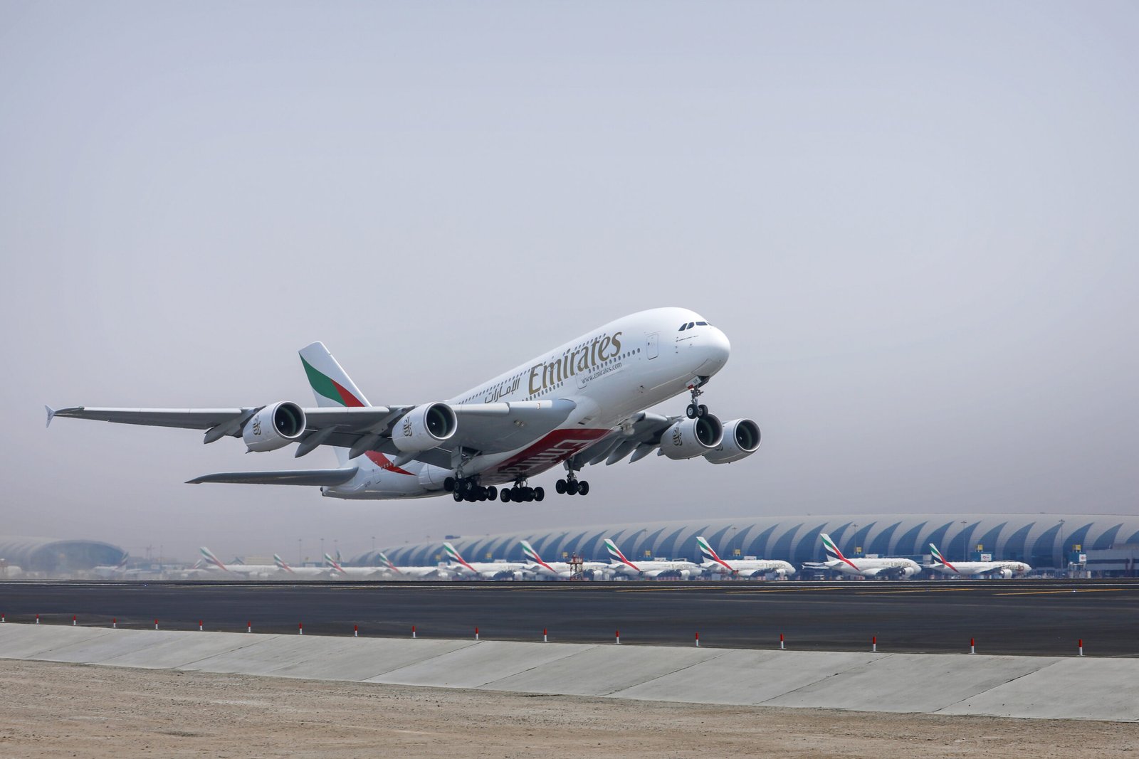 A380 de Emirates despegando con la Terminal 3 al fondo. Foto: Dubai International Airport.