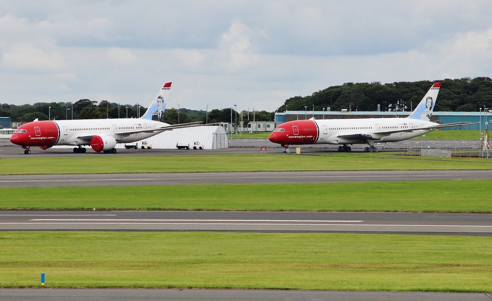 Los dos Boeing 787 Dreamliner ex-Norwegian en el aeropuerto de Prestwick antes de ser desguazados. Foto: Daniel Sander.