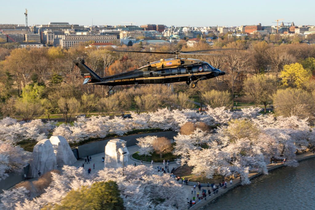 Uno de los VH-60M sobrevolando Washington. Foto: Nicholas A. Priest, USAF