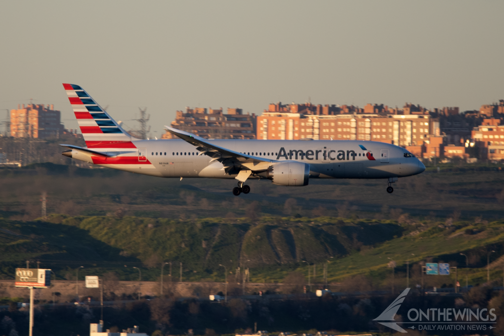 Un Boeing 787-8 de American Airlines aterrizando en Madrid