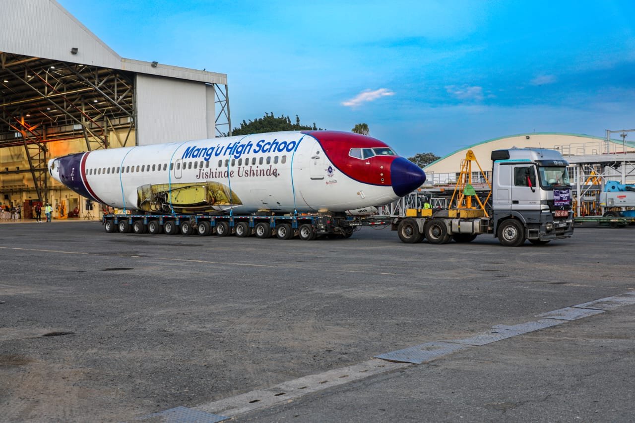 El Boeing 737-700NG de Kenya Airways saliendo en un camión desde el aeropuerto de Nairobi. Foto: Kenya Airways