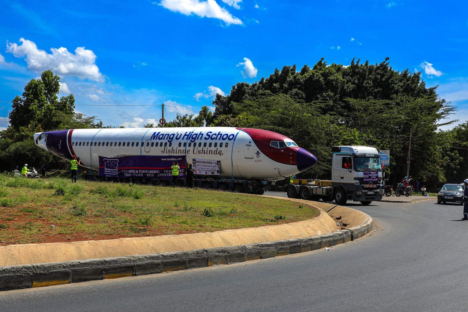 El trayecto del 737 de Kenya Airways duró una hora por las calles de Nairobi.