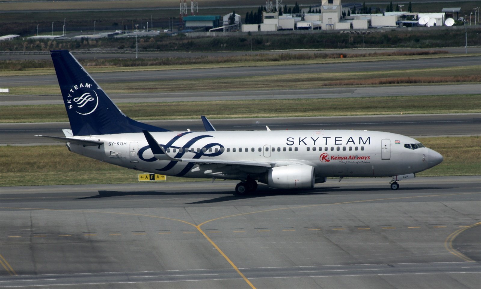 El Boeing 737-700 5Y-KQH antes de ser retirado. Foto: Bob Adams