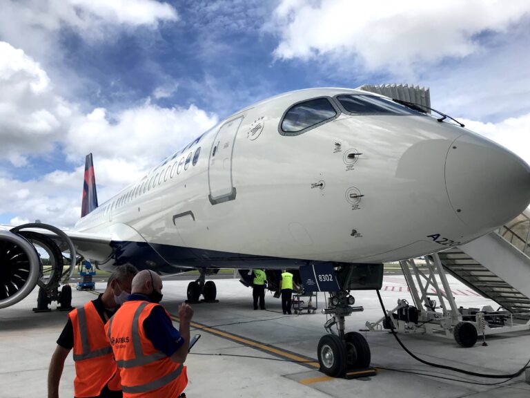 Uno de los 76 A220 de Delta Air Lines siendo atendido por personal de mantenimiento de la compañía. Foto: Delta Air Lines