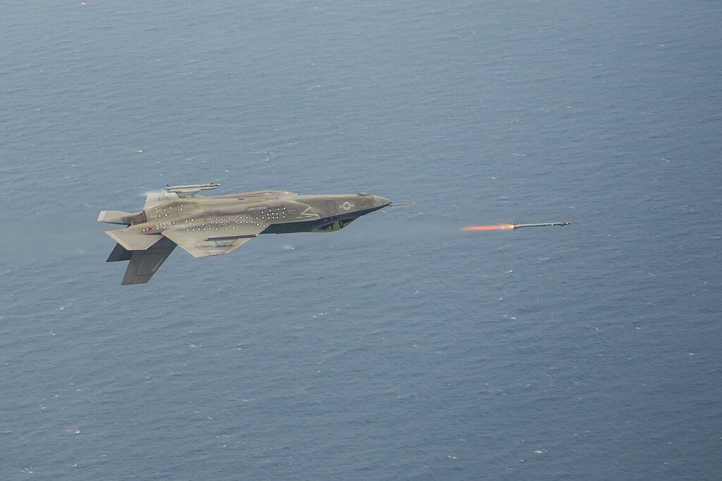 Un F-35 realizando un lanzamiento de misil en invertido. Foto: Lockheed Martin