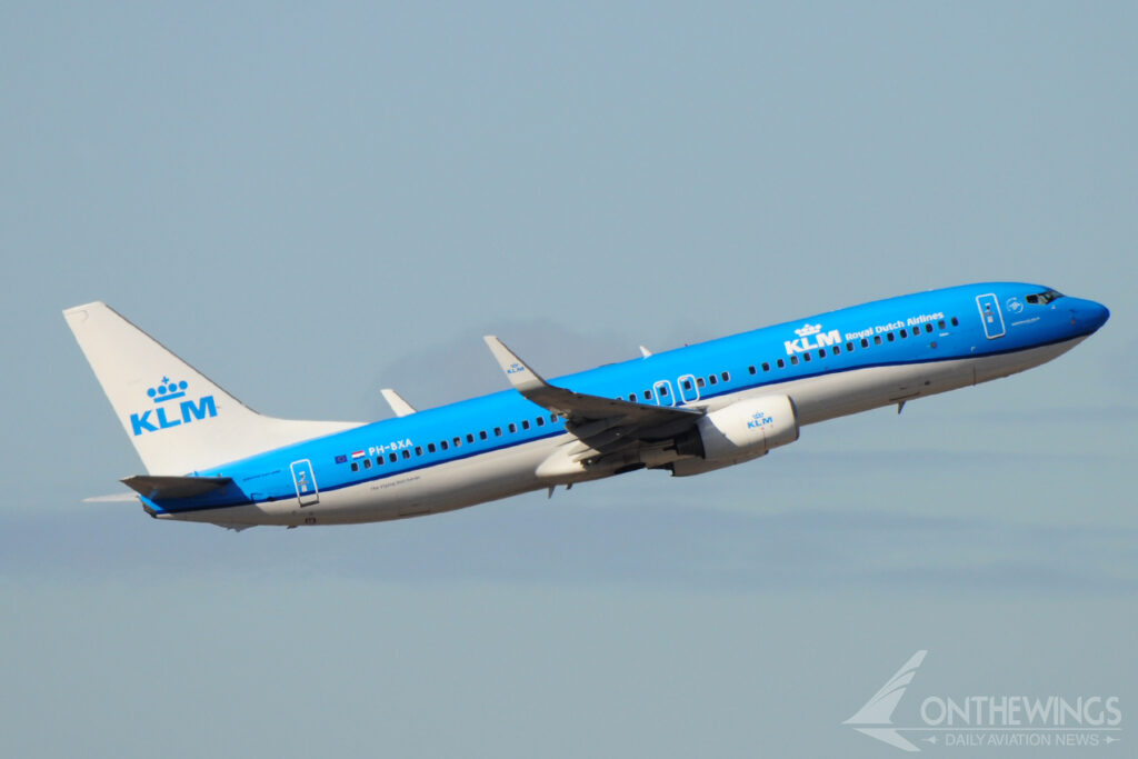 Boeing 737-800 de KLM despegando.