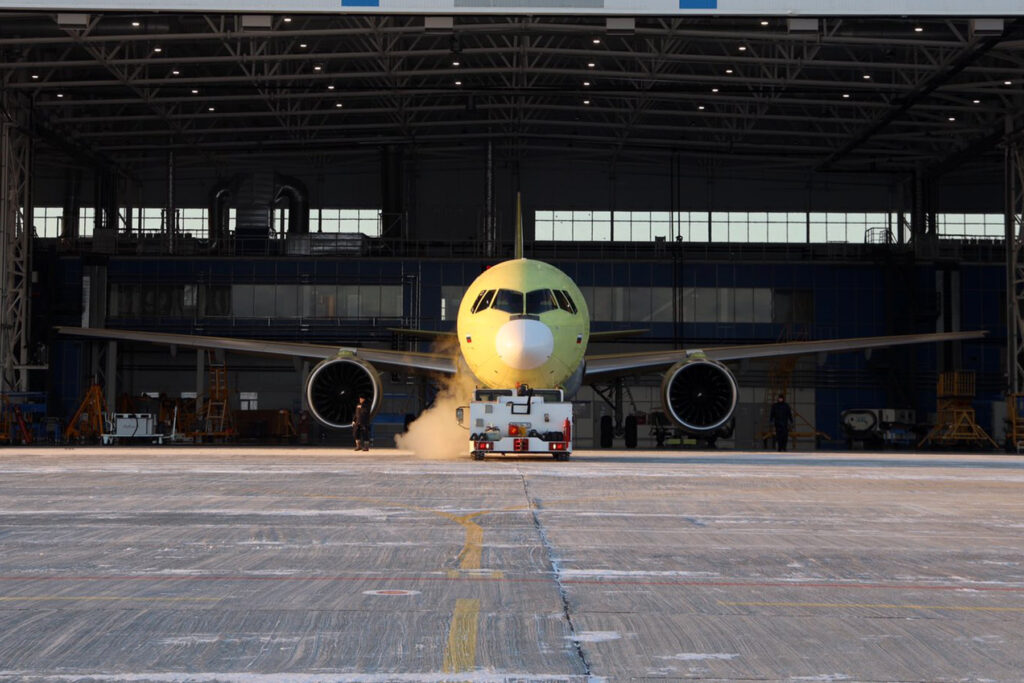 MC-21-300 de pruebas saliendo de la planta de Irkutsk, una de las plantas más importantes en Rusia. Foto: UAC