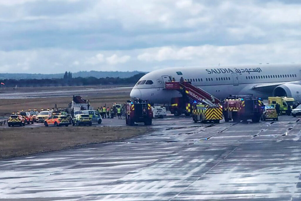 Momento del incidente en el aeropuerto de Heathrow con los medios de emergencia alrededor del avión de Saudia. Foto: Desconocido // RRSS