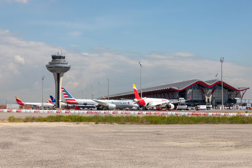Imagen exterior de la terminal T-4Sd el aeropuerto de Madrid, el más grande de la red. Foto: AENA
