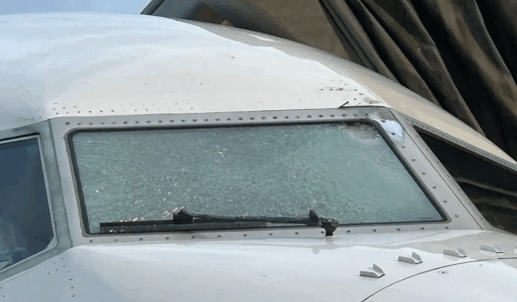 Estado en el que quedó el parabrisas del 737 MAX tras el aterrizaje en Utah. Foto: Desconocido // RRSS