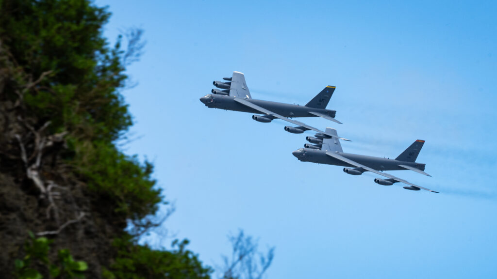 Dos B-52 Stratofortress volando en formación. Foto: Senior Airman Jade M. Cladwell