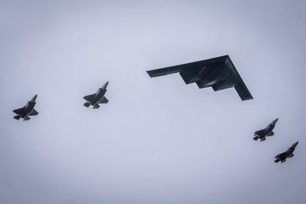 Un Bombardero B-2 y F-35 en vuelo. Foto: Moisés Vásquez