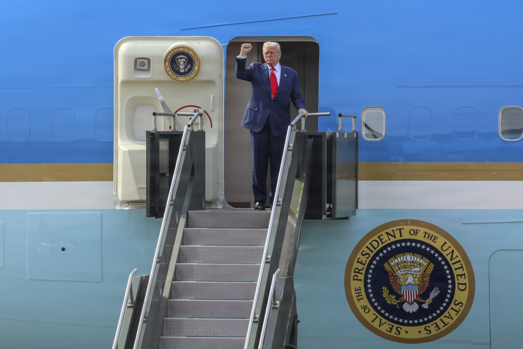 Donald Trump a punto de embarcar en el Air Force One. Foto: Daniela Lechuga Liggio / USAF