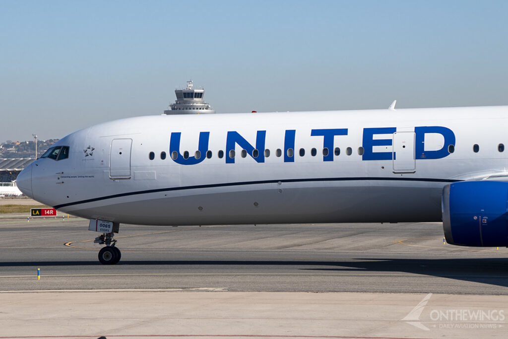 United Airlines es una de las aerolíneas que están dando de comer a los controladores.