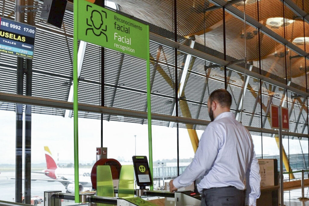 Varios aeropuertos de la red de AENA ya cuentan con controles biométricos que agilizan los tramites de los pasajeros. Foto: Iberia