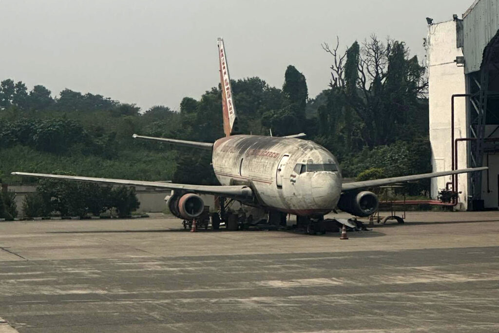 El Boeing 737-200 de Air India estaba en el propio patio trasera de la compañía. Foto: desconocido // rrss