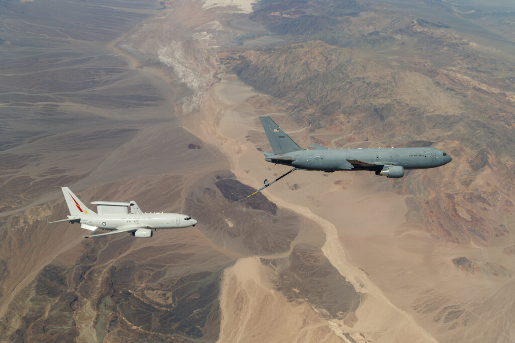 Un E-7 Wedgetail australiano siendo repostado en vuelo por un KC-46A. Foto: Richard Gonzales / USAF