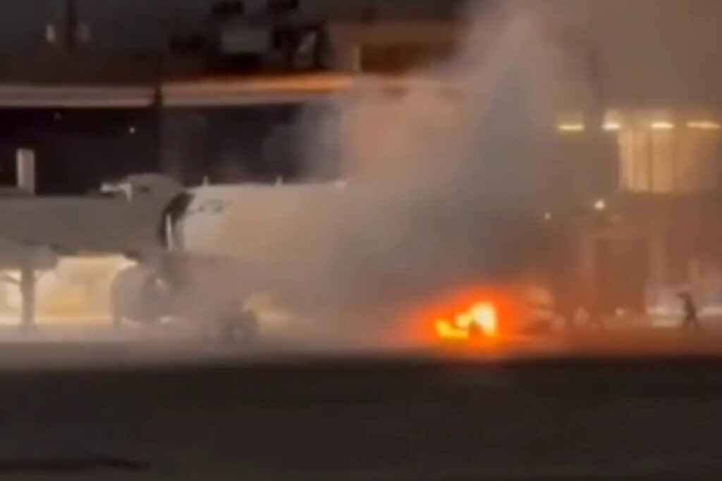 El Airbus A320 de LATAM en una de las puertas de embarque de Sao Paulo.