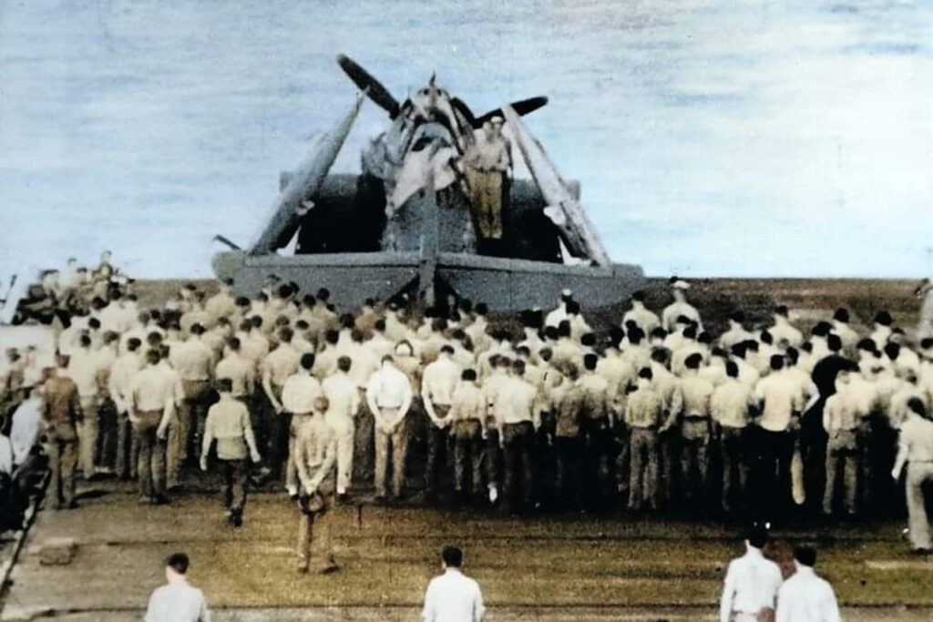 Momentos antes de que el Avenger con el cuerpo de Loyce Deen fuera arrojado por la borda. Foto: US Navy