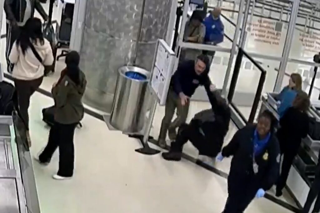 Momento en el que un civil ataca a agentes de la TSA